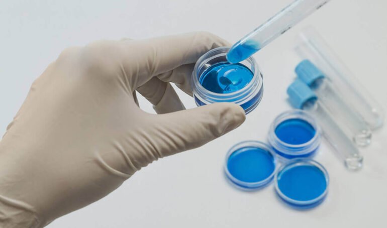 Stosowanie żelu z arniki górskiej na świeży siniak na ramieniu - naturalne sposoby na stłuczenia