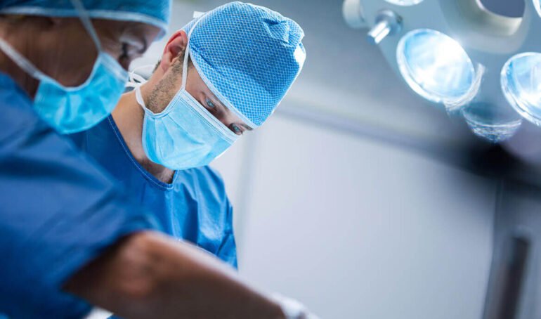 Przekrój anatomiczny jamy nosowej pokazujący obrzęk małżowin nosowych i zablokowane zatoki