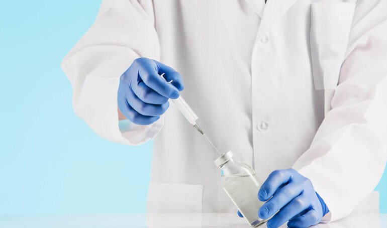 Osoba praktykująca medytację mindfulness w spokojnym otoczeniu - redukcja stresu i lęku