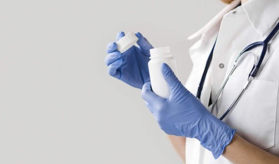 Mężczyzna cierpiący na zgagę i refluks żołądkowo-przełykowy, szukający leków w aptece