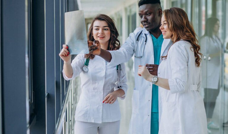 Zdrowa żywność bogata w składniki odżywcze na stawy i kości oraz schemat budowy stawu kolanowego.