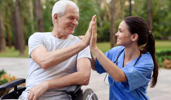 Kobieta nakładająca krem z filtrem SPF 50 na twarz - ochrona przed promieniowaniem UV i fotostarzeniem