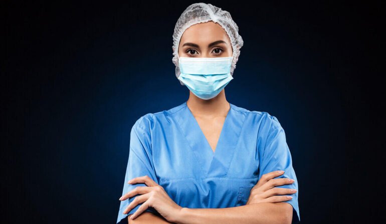 Stetoskop leżący na tle świeżych warzyw, czosnku i suplementów magnezu - naturalne leczenie nadciśnienia